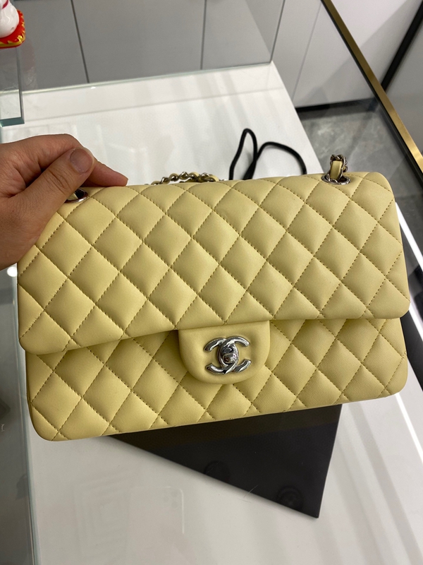 シャネルバッグレプリカ正面デザイン